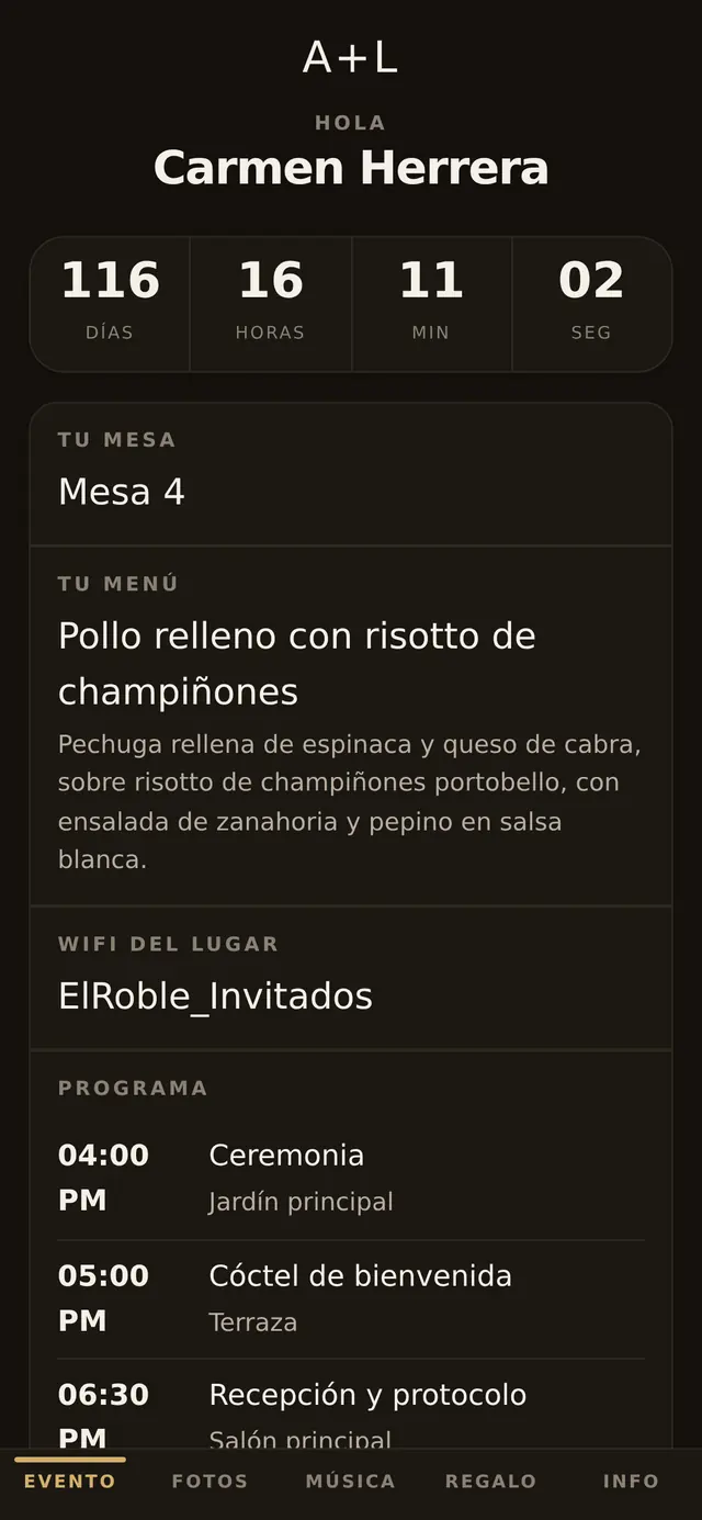 Pantalla de Carmen en su teléfono: la cuenta atrás, la mesa 4, el pollo relleno sin gluten, la clave del wifi y el programa de la noche