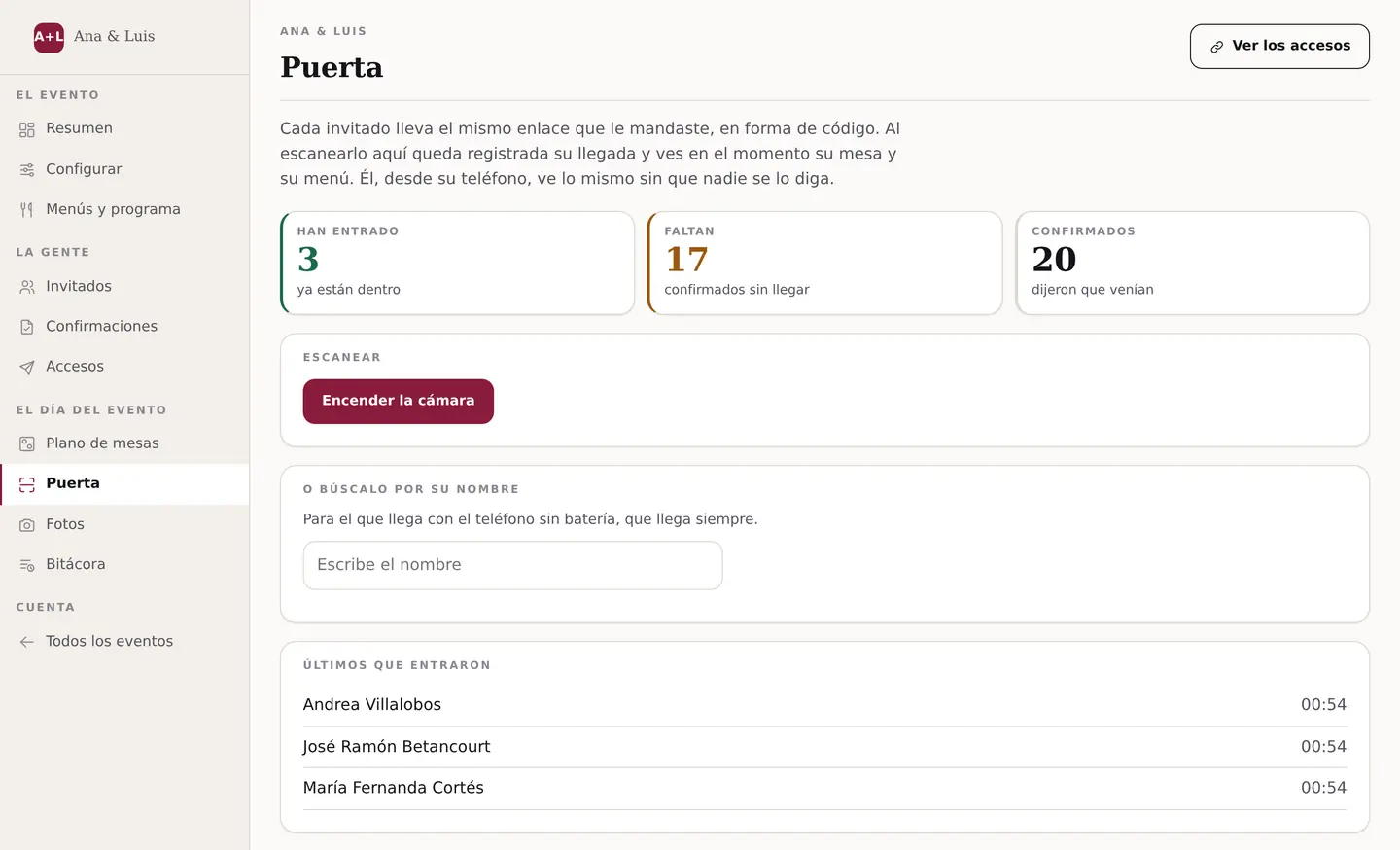 Pantalla de puerta: han entrado 3, faltan 17, el botón para encender la cámara y el buscador por nombre