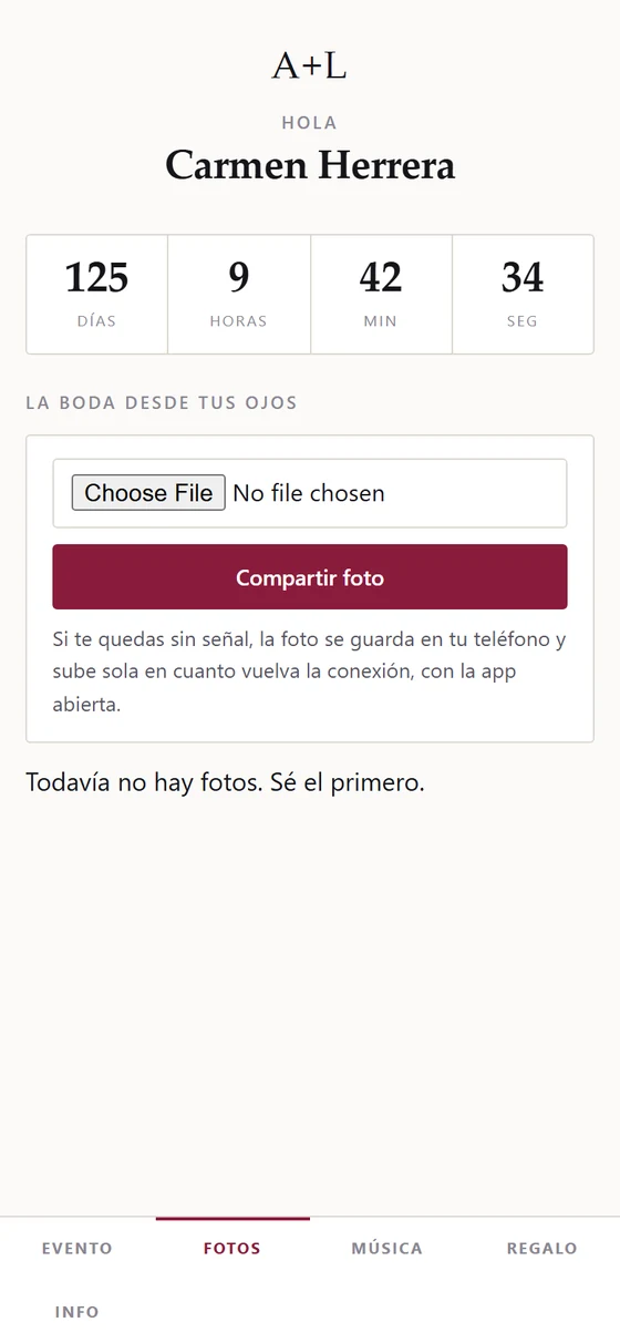 Pantalla de fotos de la app del invitado, con el botón de compartir foto